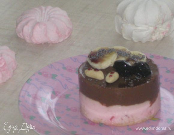 Вырезать из готового бисквита кружочки по диаметру формы и вылить слой йогуртово-клубничного крема. Поставить в холодильник до полного застывания. Затем вылить шоколадно-кофейный крем и опять поставить в холодильник до полного застывания. И украсить по желанию.