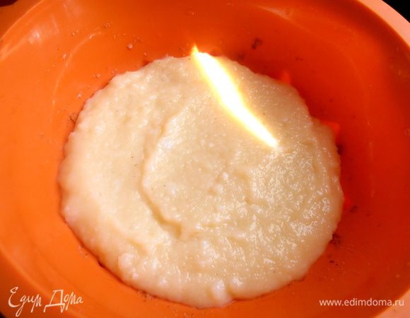 Выложим половину каши на дно...Можно повторить 3-4 слоя при желании!