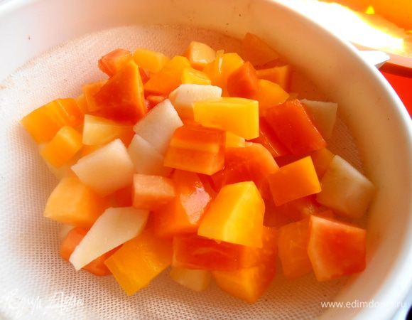 Всю баночку с фруктами опрокинем на сито и дадим стечь сиропу...