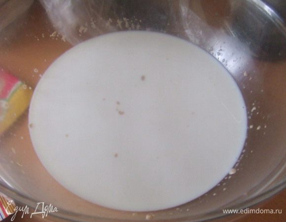 Молоко подогреть, чтоб было теплое, развести с дрожжами.