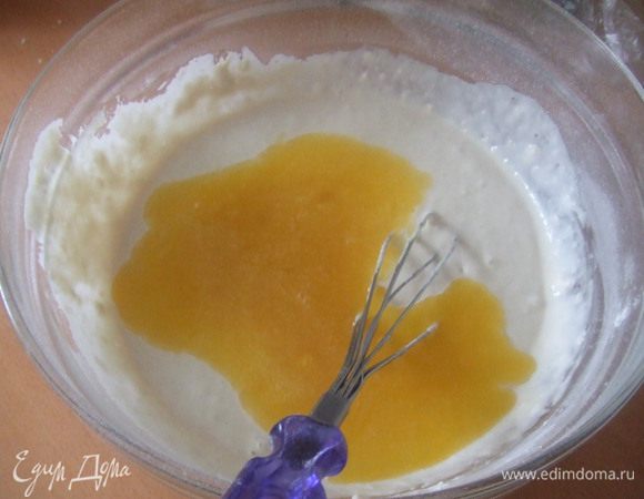 Яйца взбить с сахаром, и соединить с молоком. Маргарин растопить, дать остыть, и соединить с молоком.