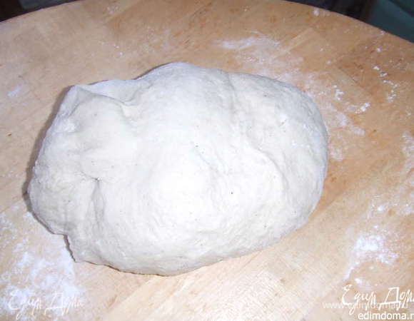 Я, муку просеиваю 2 раза, и постепенно ввожу с жидкую смесь. Замесить тесто, оно должно быть нежное, не такое тугое, как на вареники.