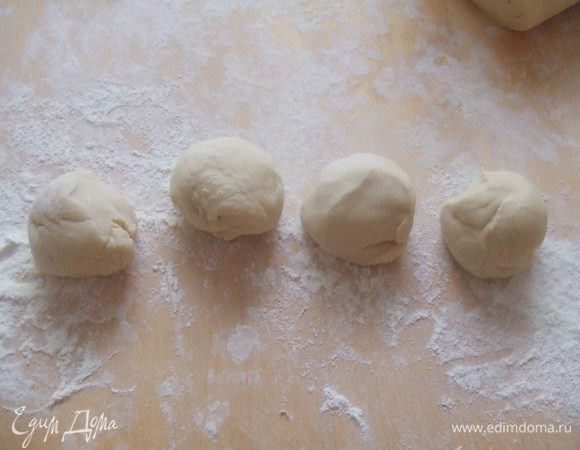 Когда тесто подошло, его нужно поделить на шарики.