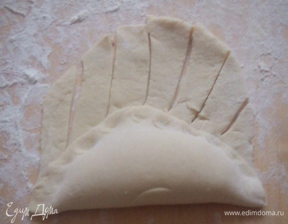 Затем каждый шарик, раскатываем. Кладем начинку и делаем рогалик. Начинка может быть любая. 