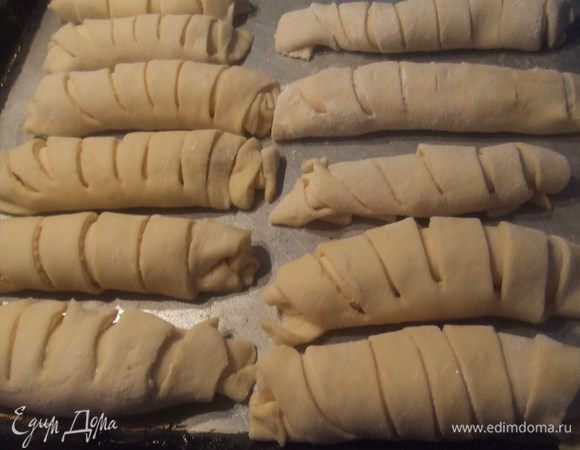 Деко смазать, выложить рогалики, выпекать до золотистой корочки, до 30 мин. Затем посыпать сахарной пудрой.