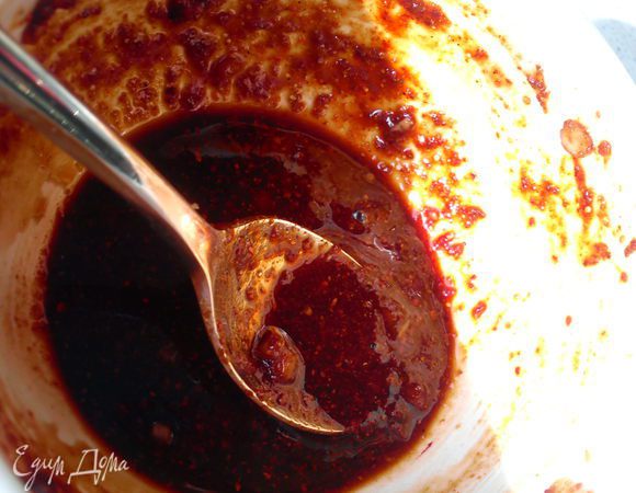 Смешать все ингредиенты для маринада. У меня не было сладкого соевого соуса и я добавила к обычному 1 ч. л. коричневого сахара. 