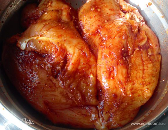 Обмазать филе маринадом