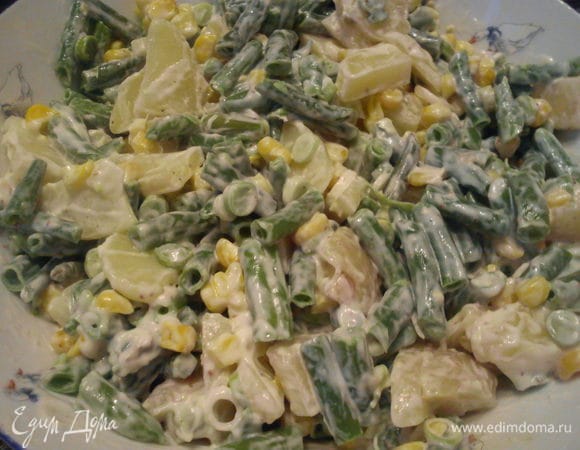 Для салата отварить картофель в кожуре и остудить, очистить и нарезать пластинами. Бланшировать спаржевую фасоль 3 минуты в соленой воде и остудить. Смешать картофель, фасоль и кукурузу. Заправить  домашним майонезом и добавить мелко порезанный молодой чеснок.