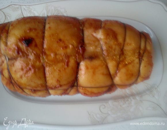 Вынуть филе из духовки и дать немного полежать, освободить от нитки. Аромат в это время стоит такой, что невозможно удержаться, чтобы не попробовать кусочек!