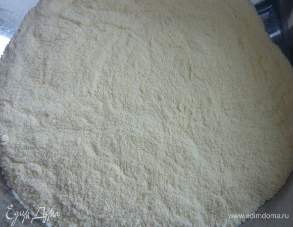 Разогреть духовку до 180 градусов. Смешайте муку, соду и соль.