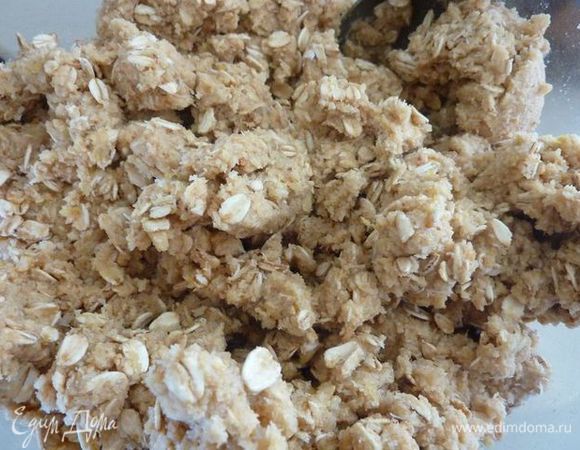  В средней миске, используя миксер, взбейте сливочное масло и сахар, 4 минуты. Добавить ваниль и яйца и взбить до однородности . Добавить в смесь муки и взбивать до однороднасьти . Добавить овсянку , кокос , лайм и хорошо размешать . 