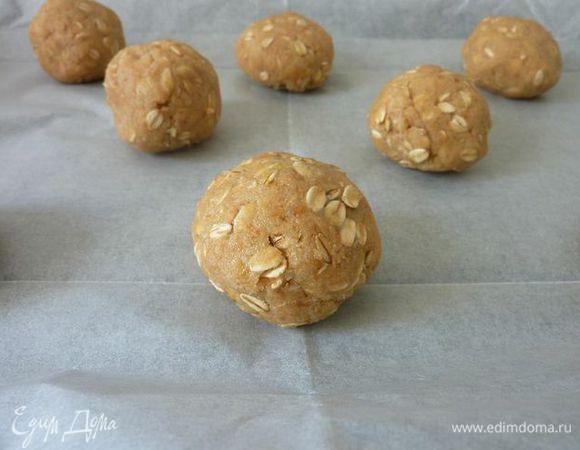 Тесто скатать в шарики размером в мячик для пинг понга  и выложить на продвинь застеленный  пергаментом  . 