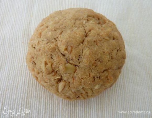 Выпекать до золотистых  краев, но еще мягких в центре, от 12 до 14 минут. Дайте остыть  1 до 2 минут, а затем переложить на решетку и дать остыть полностью.
