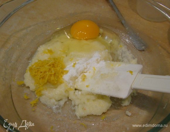 Добавить растительное масло, яйцо, ваниль, цедру - хорошо размешать