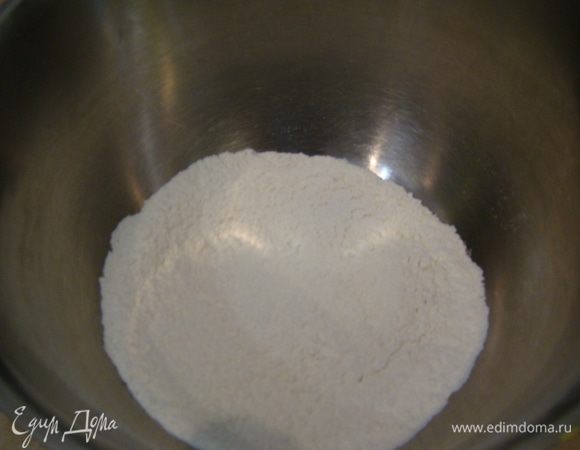 Муку просеять с солью и пекарских порошком