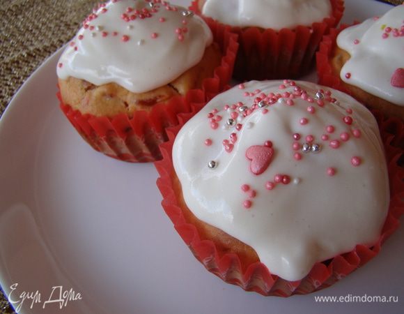 Остудить на решетке. Украсить по желанию (взбитые сливки, кондитерская посыпка). Приятного аппетита!