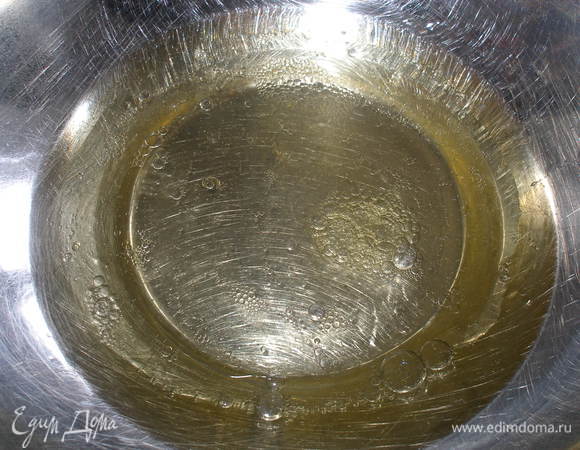 В миске смешать масло и воду.