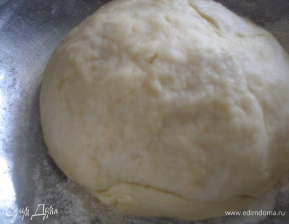 Добавить соды на кончике ножа. И по немного добавляя муки замесить тесто. Тесто должно быть мягким и эластичным. Накрыть тесто полотенцем и дать отдохнуть минут 20-30.