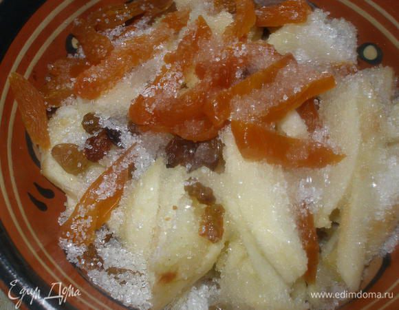 Там временем приготовить начинку. Яблоки очистить от кожицы, порезать небольшими полосками, сбрызгнуть соком лимона. Добавить изюм, курагу (тоже порезать полосками), сахар и корицу... все хорошо перемешать.