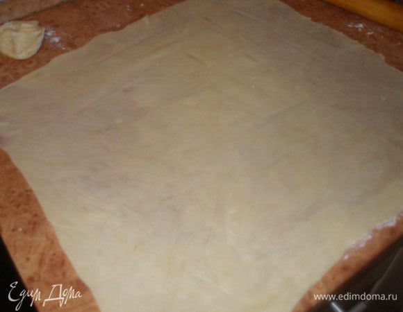 Раскатать в тончайший пласт тесто.