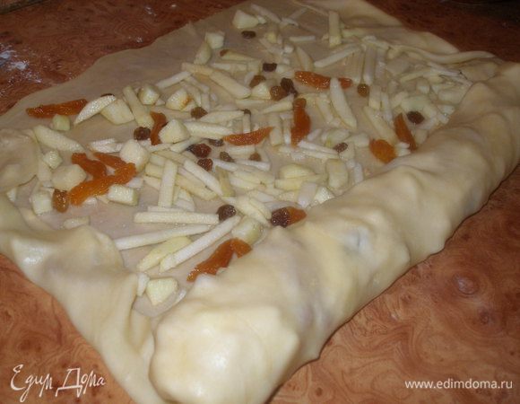 Сверху выложить начинку, свернуть рулетом. Смазать растительным маслом.