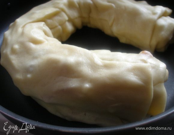 Выложить в жаропрочную форму в виде подковы, и выпекать в нагретой до 200 градусов духовке 20-25 минут.