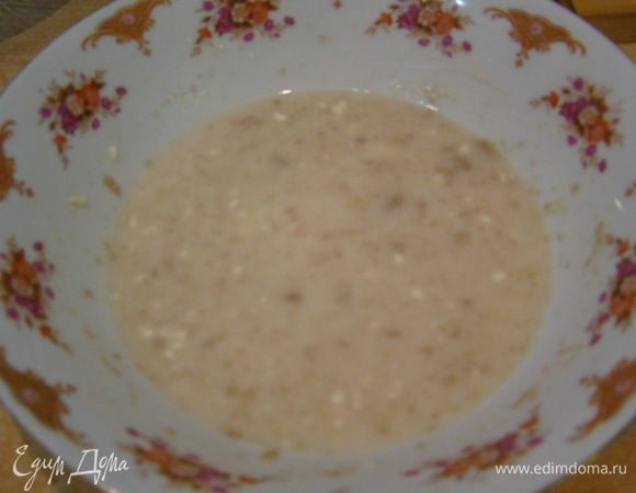 Дрожжи, 2 ст.л. сахара, 2 ст.л. муки размешиваем в теплом молоке, ставим в теплое место на 10-15 минут (инстантные дрожжи можно добавлять сразу муку, но я предпочитаю активировать их до того, как замешивать тесто) до появления пузырьков