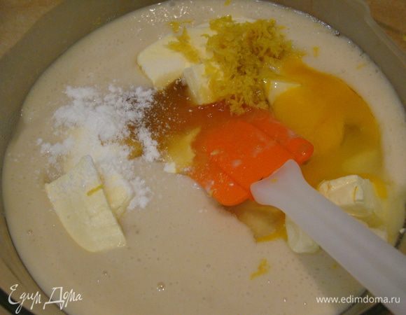 Добавляем остальные ингредиенты, кроме муки, хорошо размешиваем