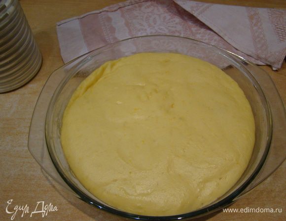 Добавляем оставшуюся муку, вымешиваем тесто, оставляем в тепле подходить