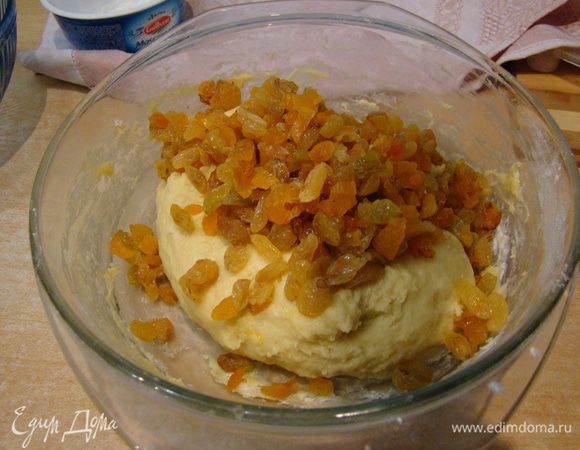 Добавляем распаренные сухофрукты, вымешиваем тесто, оставляем в тепле подходить