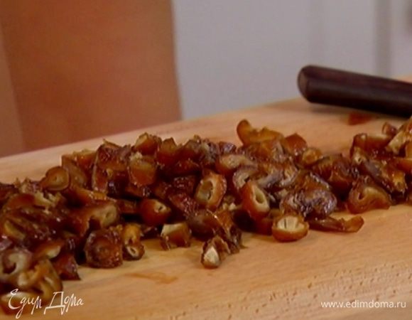 Финики нарезать маленькими кусочками.
