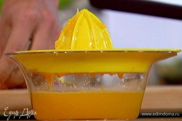 С половинки апельсина срезать ножом цедру, выжать из апельсинов сок — должно получиться 200 мл.