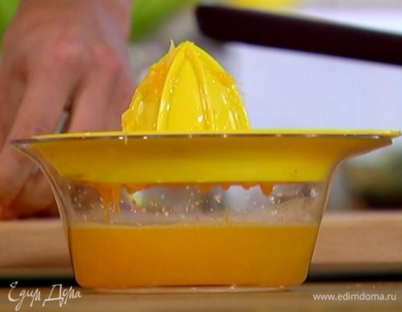 С половинки апельсина срезать ножом цедру, выжать из апельсинов сок — должно получиться 200 мл.