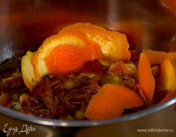 Финики поместить в небольшую кастрюлю, залить апельсиновым соком, добавить цедру и довести до кипения, затем снять с огня и удалить цедру.