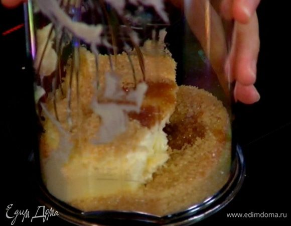 Соединить 100 г предварительно размягченного сливочного масла с 2 ст. ложками сахара, влить ванильный экстракт и взбить все в однородную массу.