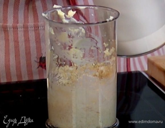 Всыпать муку и перемешать ложкой.