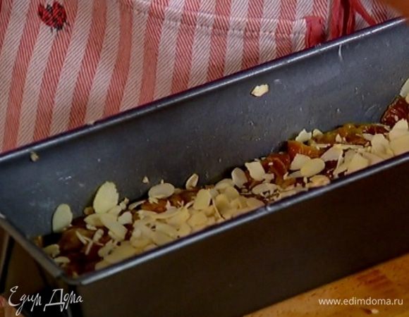 Сверху разложить финики с апельсиновым соком, присыпать частью миндальных лепестков.