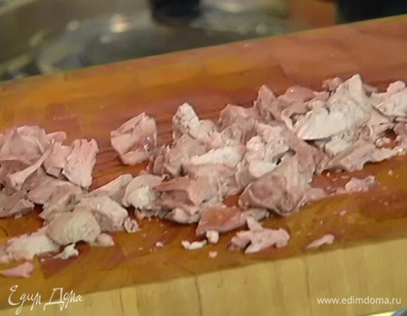 Мясо кролика вынуть из бульона, отделить от костей и нарезать небольшими кусочками.