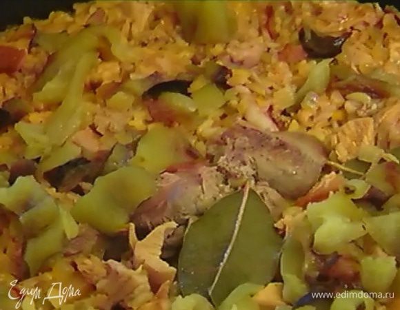 С пропотевшего перца снять кожицу, мякоть промокнуть бумажным полотенцем, нарезать небольшими кусочками и добавить в паэлью. Держать все на огне еще минут 5, до готовности риса.