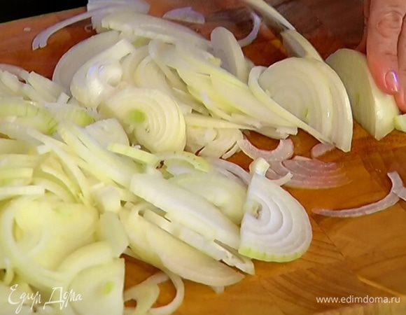 Лук почистить и нарезать полукольцами.