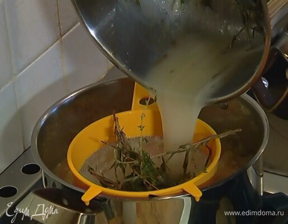 Приготовить заправку: в другой кастрюле с толстым дном разогреть 30 г сливочного масла, добавить муку и, помешивая, обжарить ее до золотистого цвета. Влить немного горячего куриного бульона, вымешивая венчиком, чтобы не было комочков, затем влить еще немного бульона и сидр, добавить веточки майорана, розмарина и тимьяна, перемешать. Влить еще порцию бульона, посолить, поперчить и довести массу до кипения. Готовую заправку процедить через сито.