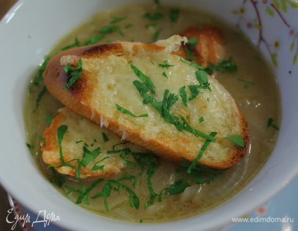 Разлить суп по тарелкам, в каждую порцию влить 1 ч. ложку бренди, несколько капель уксуса из хереса, сверху выложить гренки с сыром.