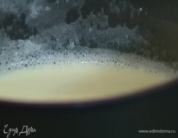 Молоко влить в небольшую кастрюлю и прогревать до первых пузырьков.