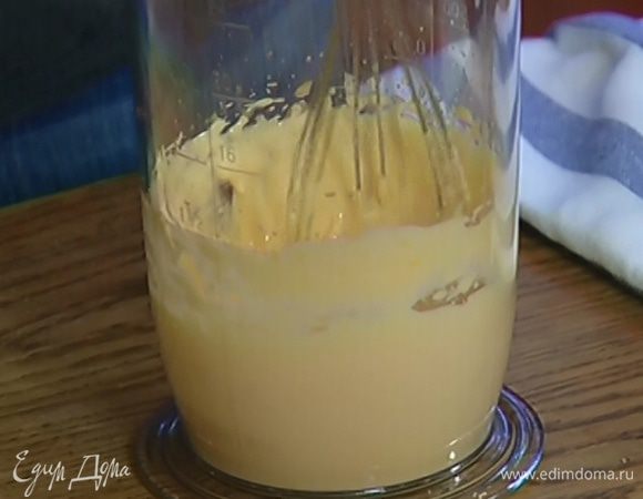 Желтки с сахарной пудрой взбить миксером в светлую массу.