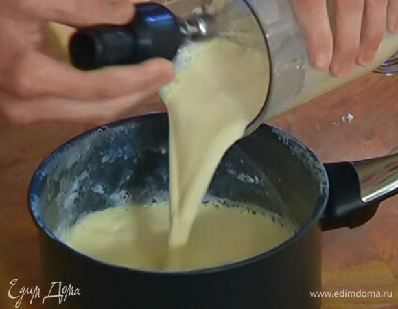 Непрерывно перемешивая, тонкой струйкой влить к желткам горячее молоко, затем вернуть все в кастрюлю и, помешивая, прогревать на небольшом огне, пока крем не загустеет. Снять с огня, влить ванильный экстракт, перемешать и отложить половину крема в другую посуду.