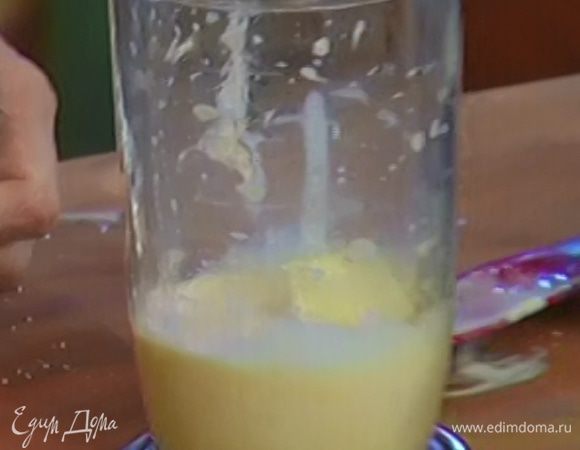 Белый шоколад поломать кусочками, добавить в половину молочного крема и перемешивать до полного растворения шоколада.