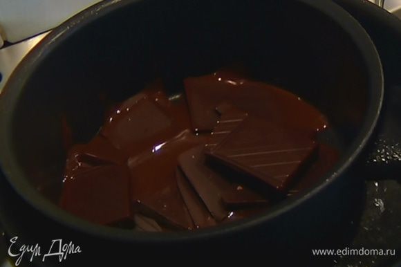 Черный шоколад растопить на водяной бане.
