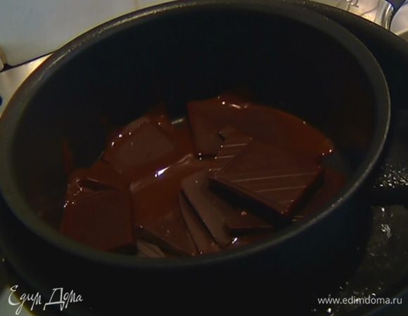 Черный шоколад растопить на водяной бане.