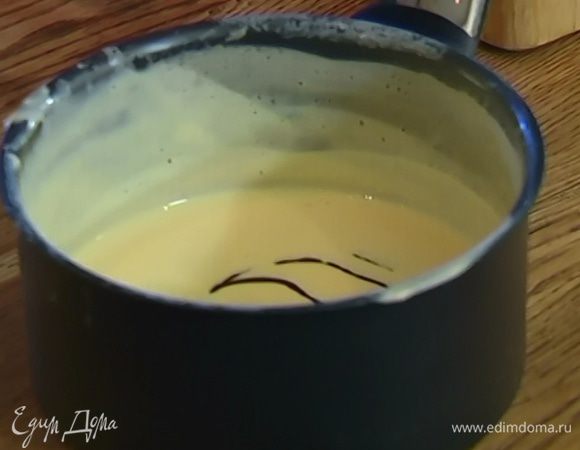 Половину черного растопленного шоколада добавить в другую часть молочного крема, перемешать и полностью остудить.