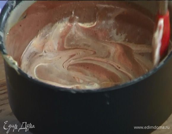 Сливки взбить миксером в плотную массу, разделить пополам, одну часть вмешать в крем с черным шоколадом, вторую — в крем с белым шоколадом.